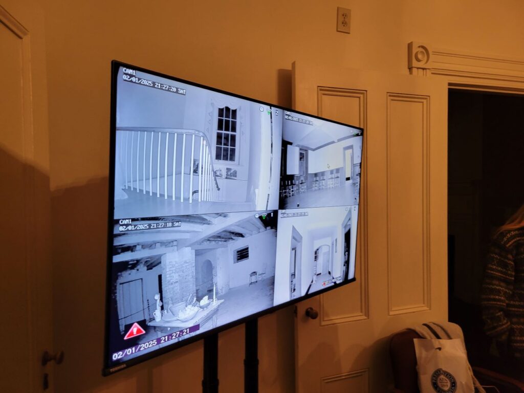 Screen showing 4 camera feeds
